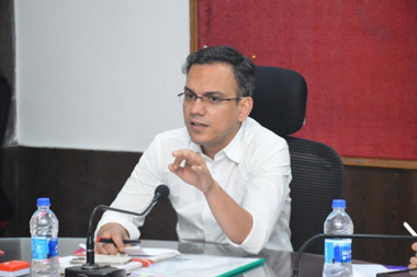 कलेक्टर सौरभ कुमार ने जनचौपाल में लोगों की सुनी समस्या ,अधिकारियों को दिया त्वरित निराकरण करने का आदेश