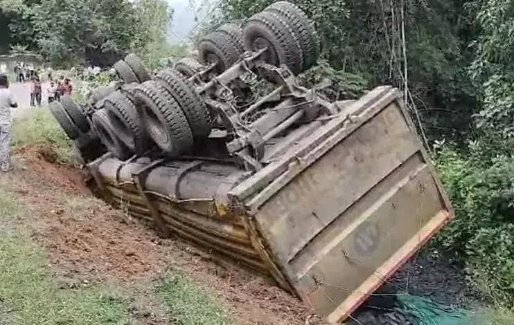 अनियंत्रित होकर पलटी ट्रेलर ड्राइवर की मौत कटघोरा के कसनिया के पास की घटना