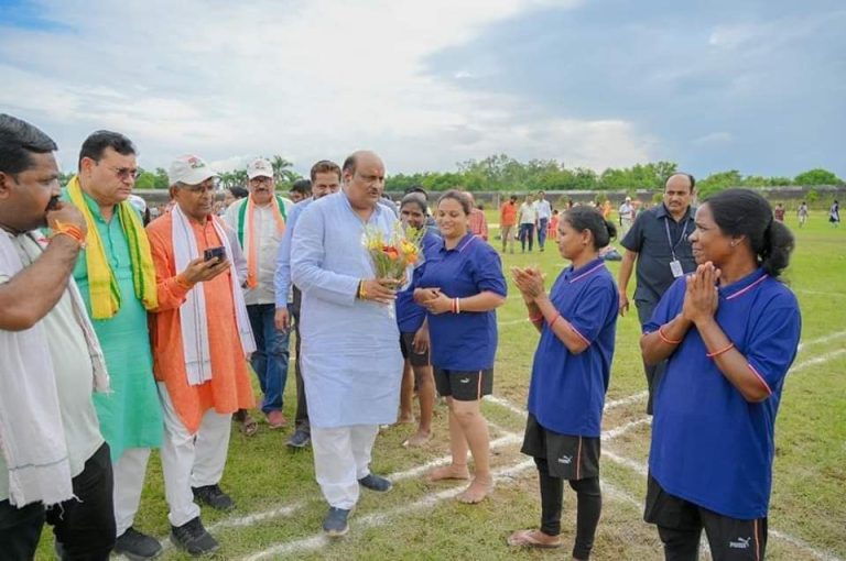 राजस्व मंत्री जयसिंह अग्रवाल ने छत्तीसगढ़िया ओलंपिक चौथे चरण के  तीसरे दिन के खेल का किया शुभारंभ  ,कांग्रेस सरकार ने पारंपरिक खेलो को आगे बढ़ाया ग्रामीण प्रतिभा निखरकर आई सामने -जयसिंह अग्रवाल