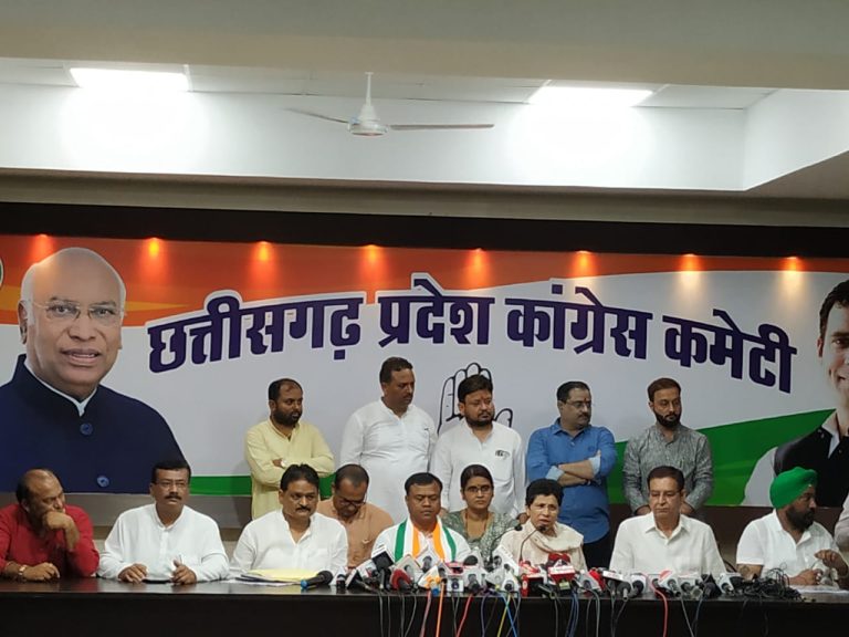 कांग्रेस ने जारी किया भाजपा का काला चिट्ठा*  *प्रदेश प्रभारी कुमारी सैलजा, पीसीसी अध्यक्ष दीपक बैज, ऑब्जर्वर प्रीतम सिंह की उपस्थिति में जारी हुआ भाजपा का काला चिट्ठा*