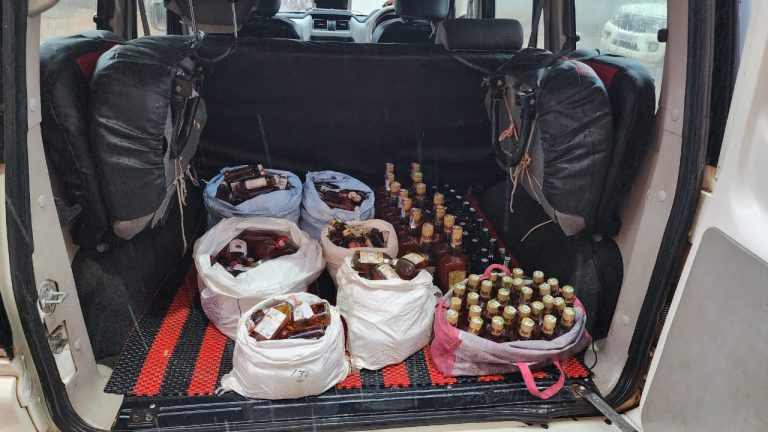 रायपुर पुलिस की बडी कार्यवाही ,अवैध रूप से शराब परिवहन करते पिता पुत्र गिरफ्तार