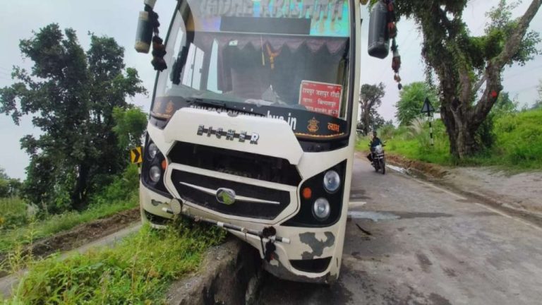 तेज रफ्तार बस हुई दुर्घटना की शिकार 6 यात्रियों को आई चोट पुलिस ने दिखाई तत्परता घायलो को पहुँचाया अस्पताल