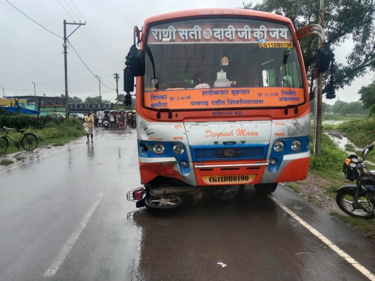 जांजगीर -चाम्पा ,यात्री बस ने बाइक सवार को मारी ठोकर  दो की मौत एक को किया गया बिलासपुर रिफर,
