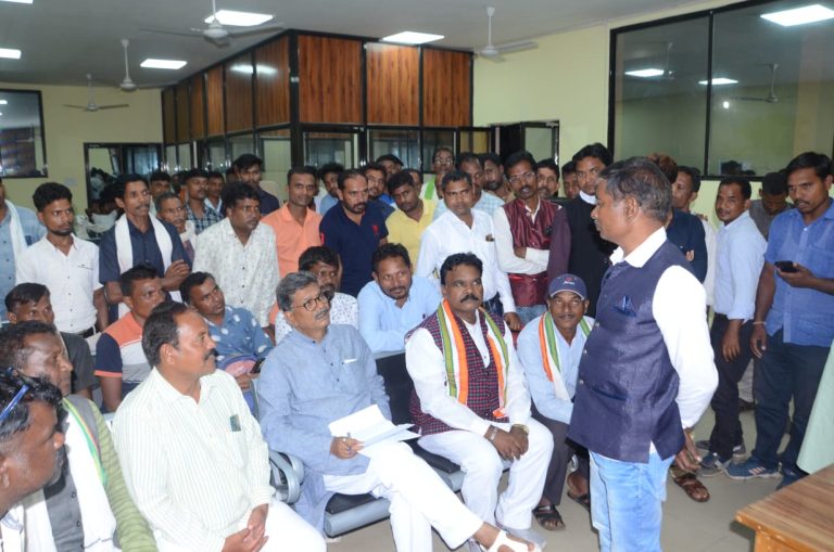 राज्यवर्धन सिंह को पाली तानाखार विधानसभा क्षेत्र से विधायक प्रत्याशी बनाये जाने की मांग को लेकर सरपंचों एवम समाज के मुखिया का समूह पहुंचा रायपुर ,चरणदास महंत से की मुलाकात