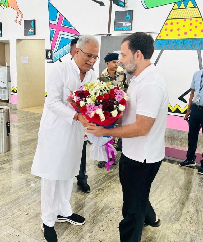 सांसद राहुल गांधी ,मुख्यमंत्री भूपेश बघेल के साथ पहुंचे बिलासपुर ,कर रहे है ग्रामीणों से मुलाकात ,ले रहे हैं शासन की योजनाओं की जानकारी