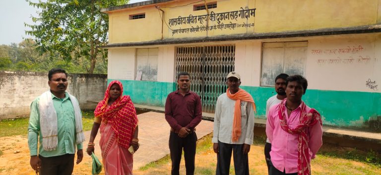 महिला को राशन दुकान संचालक के खिलाफ शिकायत करना पड़ा भारी ,राशन दुकान संचालक  द्वारा गरीब आदिवासी महिला को  नही प्रदान की राशन सामग्री, महिला ने थाने में की शिकायत ,ग्रामीण क्षेत्रों की वितरण व्यवस्था भगवान भरोसे