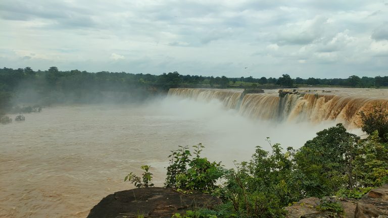 बस्तर का चित्रकूट वाटरफॉल ,रंगीन रोशनी में जगमगाया ,रात में देख सकते है वाटरफॉल की रंगीन नजारे