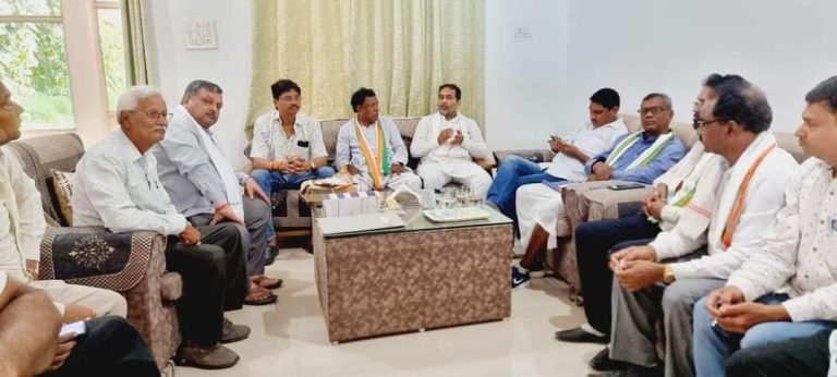 2 अक्टूबर को हो रहे भरोसा यात्रा के संबंध में कटघोरा और पोड़ीउपरोडा के ब्लॉक अध्यक्ष का बैठक कटघोरा में हुआ