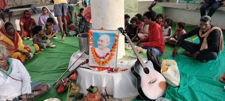 कोरबा जिला के पोड़ीउपरोडा विकासखंड के तेन्दुटेकरा गांव के लोग 2 अक्टूबर महात्मा गांधी के जन्मदिन पर एक दिन का उपवास रखा ,गांधी कुटी में पूरा गांव ने उपवास रख मनाया बापू का जन्मदिवस