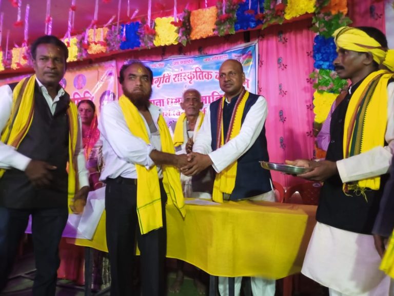 पाली तानाखार विधानसभा क्षेत्र के चोटिया के कांग्रेसियों ने थामा गोंडवाना गड़तंत्र  पार्टी का हाथ ,तुलेश्वर सिंह ने दिलाई सदस्यता