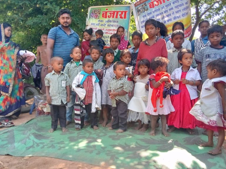 पसान ,,ग्राम – लैंगी ,पांडो पारा में बंजारा फाउंडेशन के द्वारा कैंप लगाकर वस्त्र दान किया गया ,