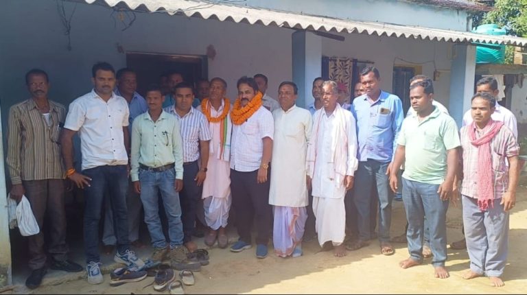 राज्य  गौ सेवा  आयोग छत्तीसगढ़ के सदस्य प्रशांत मिश्रा ने पसान क्षेत्र का किया दौरा  ,बैठक कर कार्यकर्ताओ को किया रिचार्ज ,वरिष्ठ कांग्रेसी नेता के दशगात्र में हुए शामिल