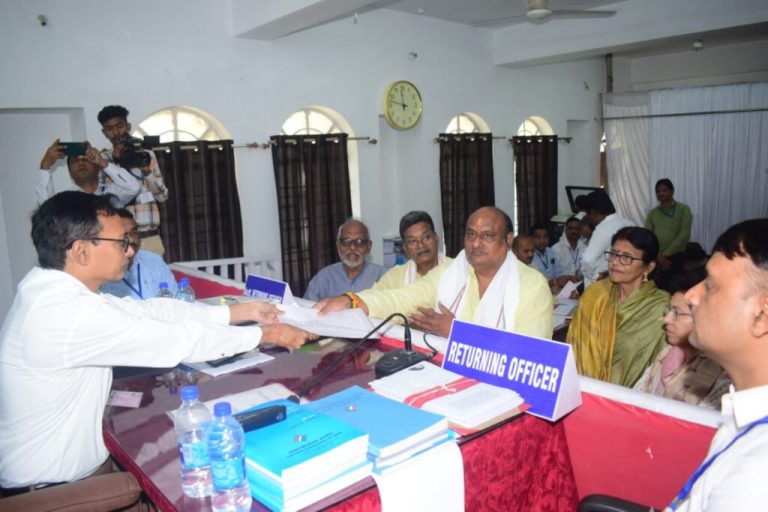 जयसिंह अग्रवाल सहित कांग्रेस के चारों प्रत्याशियों ने दाखिल किया नामांकन ,प्रदेश प्रभारी शैलजा की मौजूदगी में दिखा शक्ति प्रदर्शन,कहा -हमारी सरकार ने छत्तीसगढ़ में काम किया है और इसे लोगों ने देखा है,