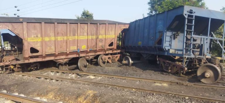 कोरबा के दीपका रेलवे साईडिंग पर मालगाड़ी के पांच डिब्बे पटरी से उतरे, रेल मार्ग से माल गाड़ियों का आवागमन अवरुद्ध, रेल अधिकारी व कर्मचारी दुरुस्त करने के प्रयास में