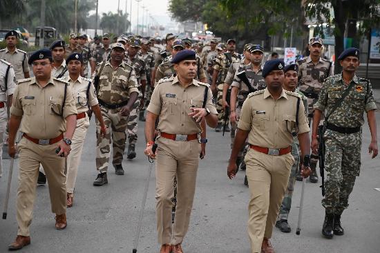 कोरबा पुलिस ने शहर में निकाला फ्लैग मार्च, लोगों से भयमुक्त माहौल में मतदान करने की अपील, असमाजिक तत्वों को दिया गया कड़ा संदेश