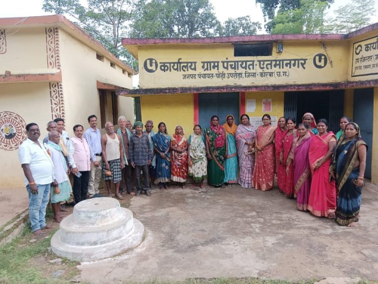 एतमानगर के सैकड़ो ग्रामीणों ने दिया चुनाव बहिष्कार की चेतावनी, ना मिली सड़क की सुविधा न ही बिजली