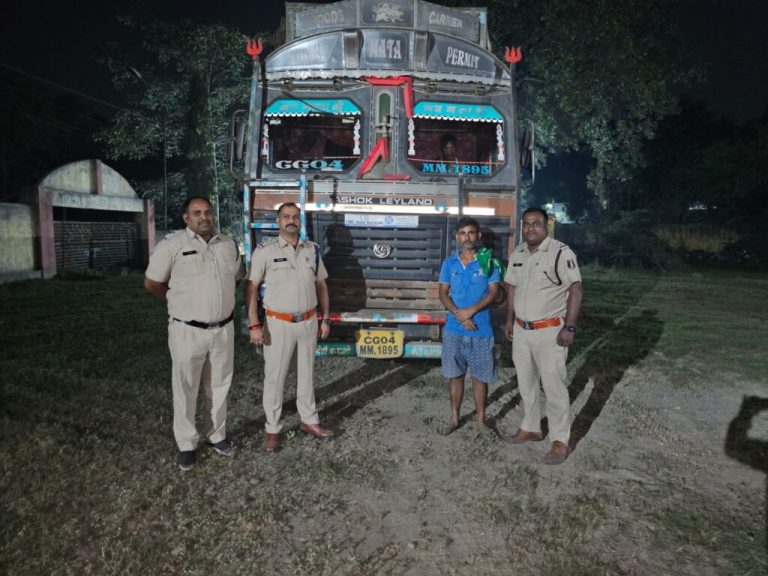 *ब्रेकिंग कोरबा▪️ उरगा पुलिस द्वारा वाहन चेंकिग में  9000 हजार नग साड़ी ,कीमत 2250000.00( बाइस लाख50हजार) रुपये की जप्त ,