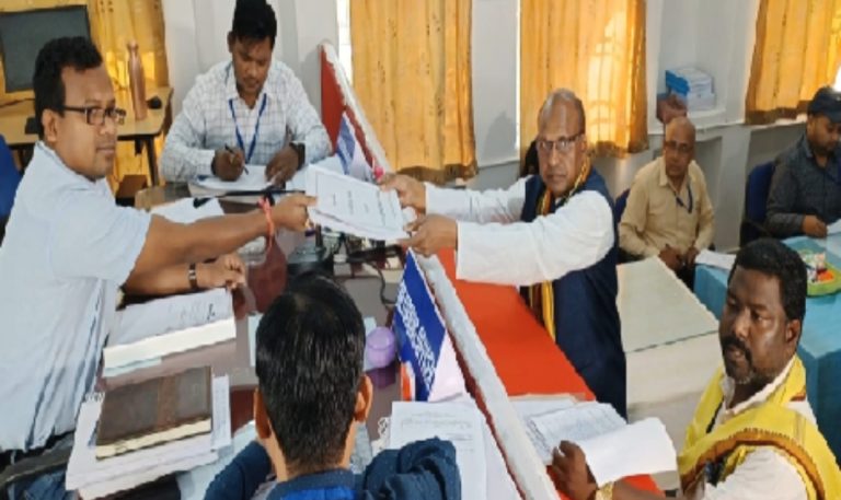 कोरबा ब्रेकिंग //   पालीतानाखार विधानसभा क्षेत्र से तुलेश्वर सिंह मरकाम ने नामांकन दाखिल किया ,   गोंडवाना गणतंत्र पार्टी ने भव्य रैली निकालकर किया शक्ति प्रदर्शन  ,जय भीम के नारों से गूंजा कोरबा शहर