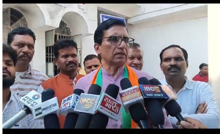 कोरबा के पूर्व कलेक्टर रहे आरपीएस त्यागी ने कांग्रेस कार्यकाल में काम कर रहे एसपी और कलेक्टर को लेकर दिया बड़ा बयान