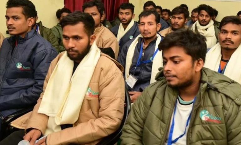 मजदूरों को 1 लाख रुपये, 20 दिन की छुट्टी… सुरंग से 17 दिन बाद निकले workers के लिए अब तक हुए ये ऐलान