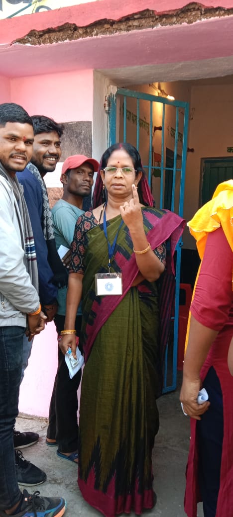 पाली तानाखार की कांग्रेस प्रत्याशी दुलेश्वरी सिदार ने किया मतदान