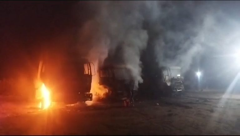 बिग ब्रेकिंग  // दंतेवाड़ा – नक्सलियो ने भाँसी डामर प्लांट को किया आग के हवाले । पचास से अधिक नक्सलीयो ने की आगज़नी । आग लगा कर पहाड़ कि ओर भागे । ग्रामीणों में दहशत । अब भी दहक रहा है डामर प्लांट ।देखे वीडियो