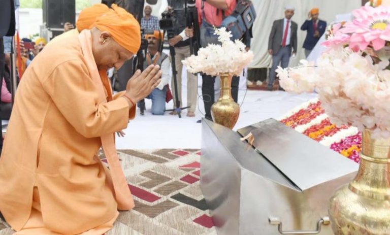 Guru Nanak Jayanti पर बोले CM योगी- ‘सिख आज पूरी दुनिया में छाये, पर मुगलों का कहीं अता-पता नहीं’