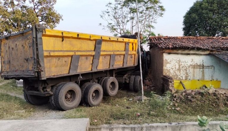 अनियंत्रित ट्रैलर घर में घुसा ,बाल-बाल बचे परिजन ,ड्राइवर ने कूदकर बचाई अपनी जान