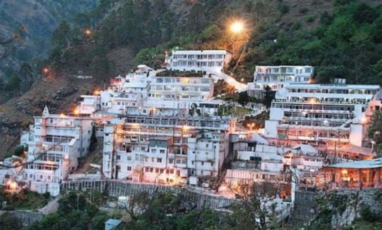 वैष्णो देवी मंदिर में इस बार रिकॉर्ड तोड़ पहुंचे 95 लाख भक्तजन, 10 साल बाद ऐसा चमत्कार