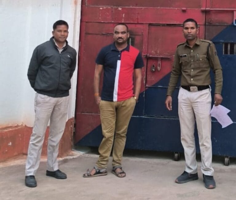 पत्रकारिता की धौंस पड़ी महंगी ,फर्जी पत्रकार  हुआ गिरफ्तार, पुलिस ने घर पर दबिश देकर दबोचा
