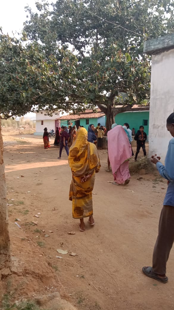 पोड़ी उपरोड़ा/: खबर वायरल होते ही महिला समिति की महिलाएं पहुँची छात्रा के घर,जमकर मचाया हंगामा..112 की टीम पहुची..