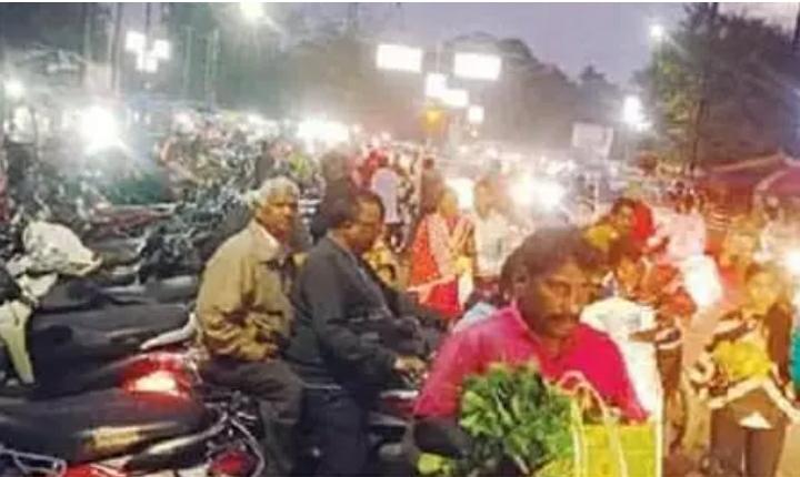 Korba News  बुधवारी बाजार में सडक़ पर खड़ी हो रही गाडिय़ां, लग रहा जाम*