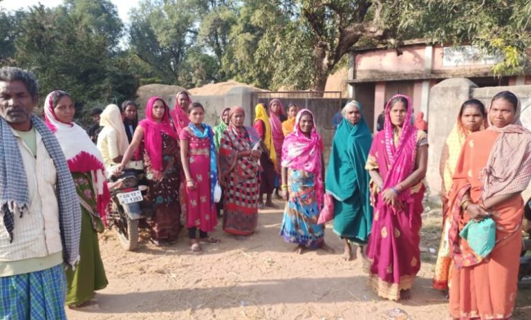 राशन दुकान संचालक मस्त ,जनता पस्त ,निःशुल्क चावल का भी ले रहे पैसा,चना नहीं मिल रहा