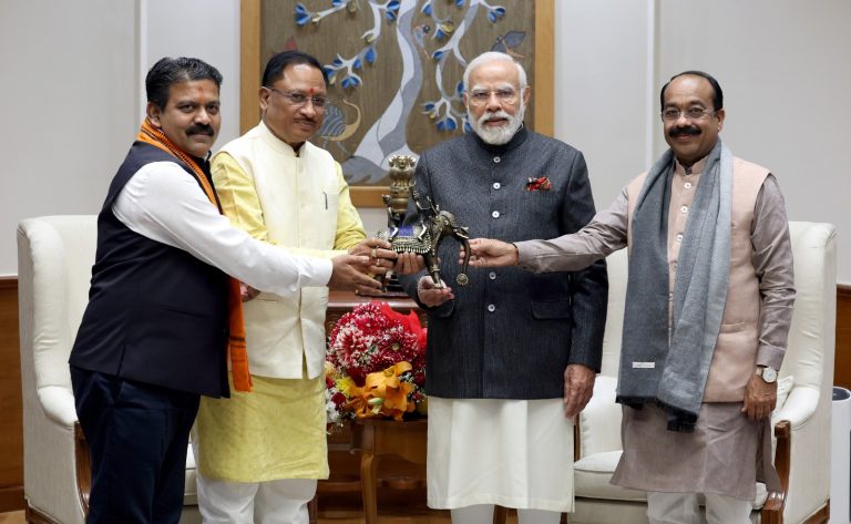 *छत्तीसगढ़ के मुख्यमंत्री श्री विष्णुदेव साय आज नई दिल्ली  में प्रधानमंत्री श्री नरेंद्र मोदी से उनके आवास पर सौजन्य मुलाकात की |*  *इस अवसर पर  उनके साथ उपमुख्यमंत्री श्री अरुण साव व श्री विजय शर्मा भी साथ में थे |*