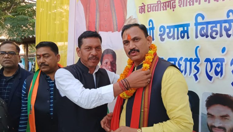 कैबिनेट मंत्री श्याम बिहारी जायसवाल के मनेंद्रगढ़ आगमन पर सरपंच संघ के प्रदेश उपाध्यक्ष के नेतृत्व में प्रतिनिधि मंडल ने भेंट कर बधाई दी