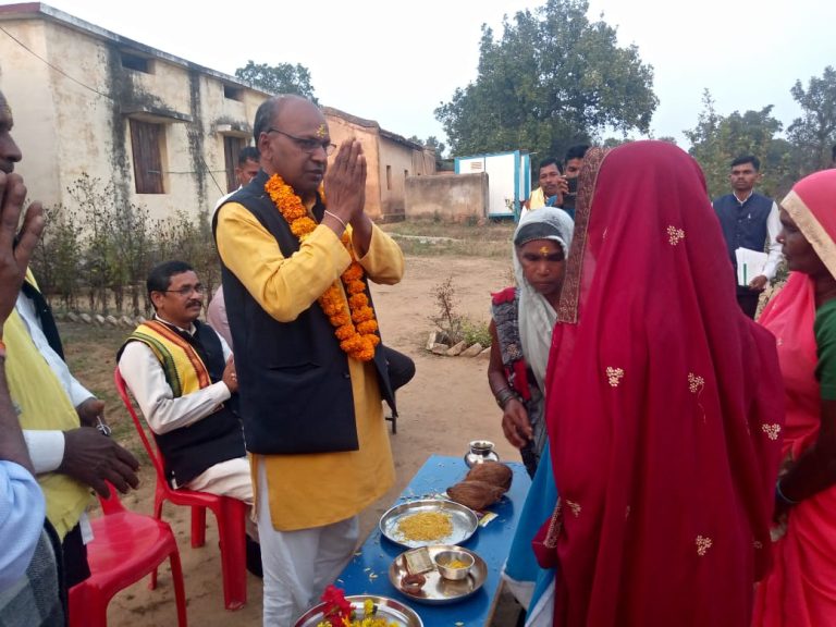 पाली तानाखार विधायक तुलेश्वर सिंह मरकाम का पसान क्षेत्र के विभिन्न ग्रामो का सघन जनसंपर्क सीसी रोड का किया भूमि पूजन