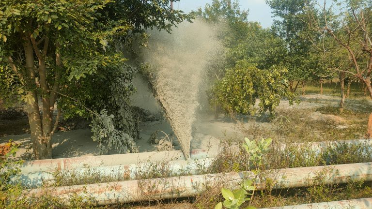 कोरबा पावर प्लांट का पाइप फटा ,खेतों में होने लगी राख की वर्षा ,देखे वीडियो