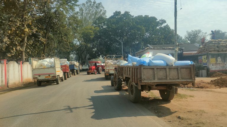 धान खरीदी केंद्र पसान के बाहर हाइवे में बेतरतीब खड़े वाहन दे रहे दुर्घटनाओं को निमंत्रण ,