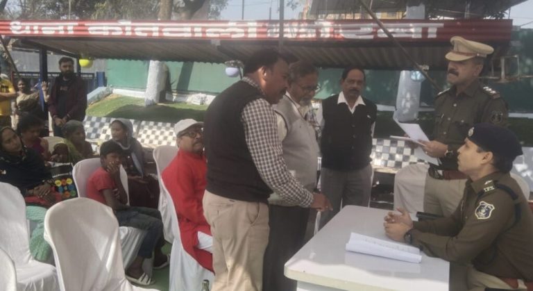 KORBA SP ने कहा-बिना किसी डर व दबाव के काम करें पुलिस अधिकारी और विवेचक , कोतवाली में दरबार लगाकर 35 पुराने शिकायतों का किया निराकरण