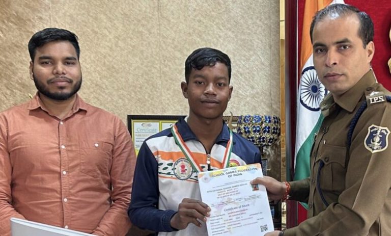 कोरबा ::राज्य को एकमात्र पदक दिलाने वाले समीर को पुलिस अधीक्षक जितेंद्र शुक्ला ने किया सम्मानित ,