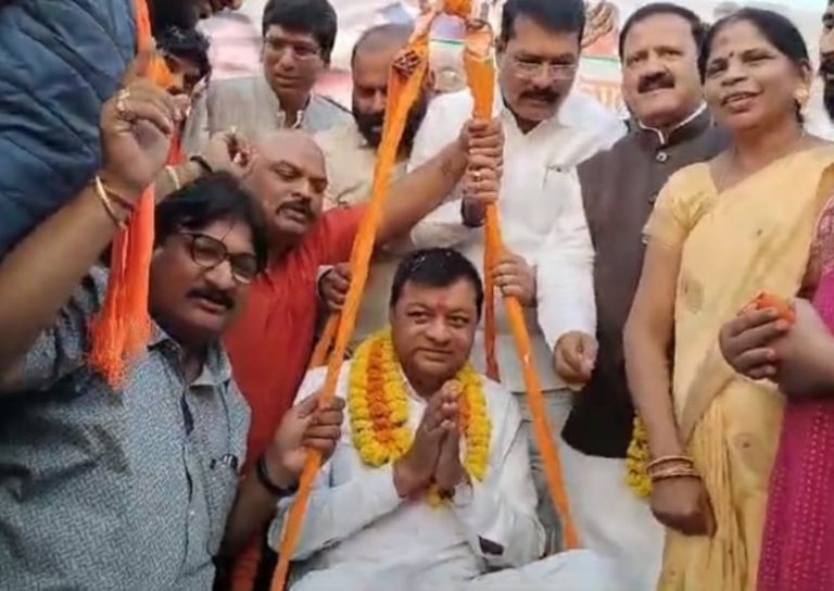 कैबिनेट मंत्री लखनलाल देवांगन के स्वागत समारोह में मंच भरभरा कर गिरा ,देखे वायरल वीडियो