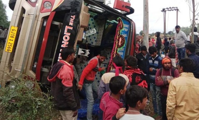 अमरकंटक से लौट रहे यात्रियों की बस बाइक सवार को बचाने में पलटी, महिला की मौत, आठ घायल