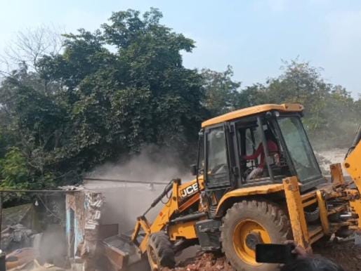 कोरबा में अवैध अतिक्रमण पर कार्रवाई:दुकान व भैंस खटाल की आड़ में एक एकड़ पर कब्जा, नोटिस के बाद प्रशासन ने चलाया बुलडोजर…