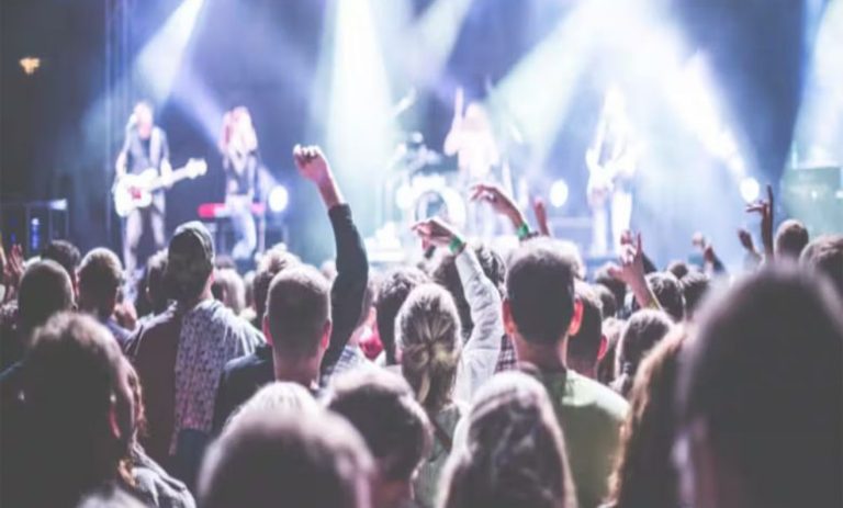 न्यू ईयर पर पार्टी का है प्लान मगर सता रहा कोरोना का डर? आप इन 5 बातों का रखें ध्यान