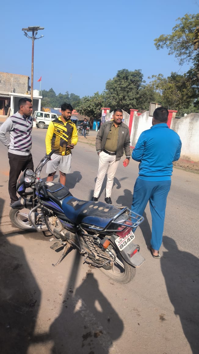 धान खरीदी केन्द्र के बाहर बेतरतीब खड़े वाहनों पर ,पसान थाना प्रभारी नवल साव ने लिया संज्ञान ,प्रबंधक एवं ट्रैक्टर चालको को लगाई फटकार ,