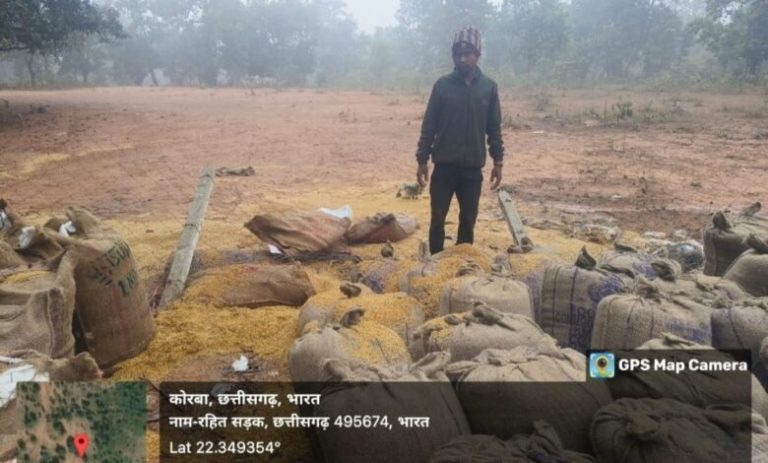 कोरबा ::धान खरीदी केंद्र में फिर आया हाथी ,धीमा उठाओ बन गया मुसीबत
