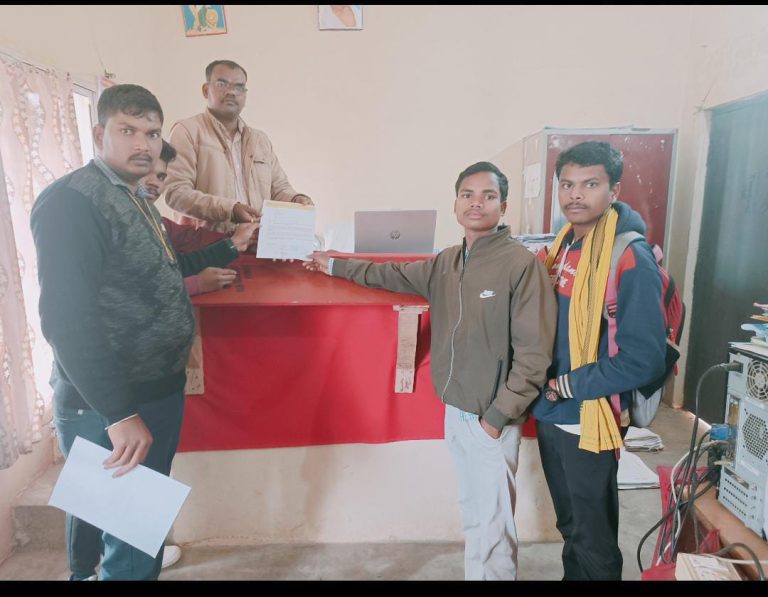 हसदेव अरण्य में पेड़ों की कटाई रोकने गोंडवाना  स्टूडेंट यूनियन ने राष्ट्रपति के नाम तहसीलदार पसान को सौपा ज्ञापन