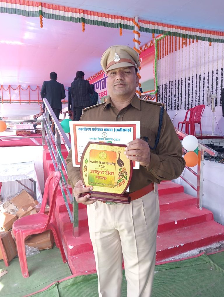 मंत्री लखनलाल देवांगन ने उत्कृष्ट कार्य  के लिए कोरबा पुलिस के इमरान उल्लाह समेत 6 पुलिसकर्मी को प्रस्सति पत्र देकर किया सम्मानित