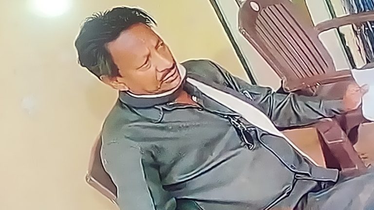 शिक्षा के मंदिर को अपवित्र करते प्रिंसिपल  ,, कोरबा जिला के हाईस्कूल कर्री  के प्रिंसिपल अनिल कुमार कोरी शराब के  नशे में धुत  होकर छात्रों से करते है बदतमीजी ,बच्चों ने स्कूल छोड़ गए घर,