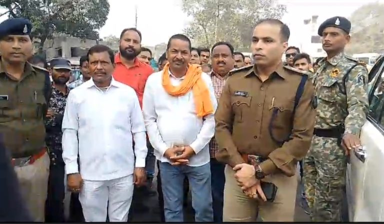 पुलिस अधीक्षक ने बस चालको ,ट्रांसपोर्टरों के साथ की बैठक ,नये कानून की दी जानकारी